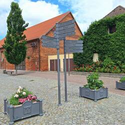 Wegweiser - alles sehr großzügig und sauber