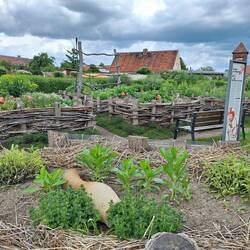 Klostergarten mit Hochbeeten