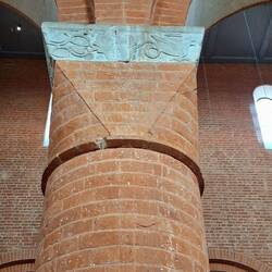Eine besonders gestaltete Säule