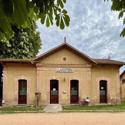Les jolies gares qui jalonnent le parcours sont rénovées et leurs destinations adaptées au vélo