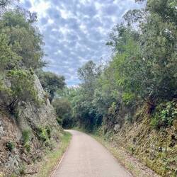 Parfois, la piste est taillée dans la roche