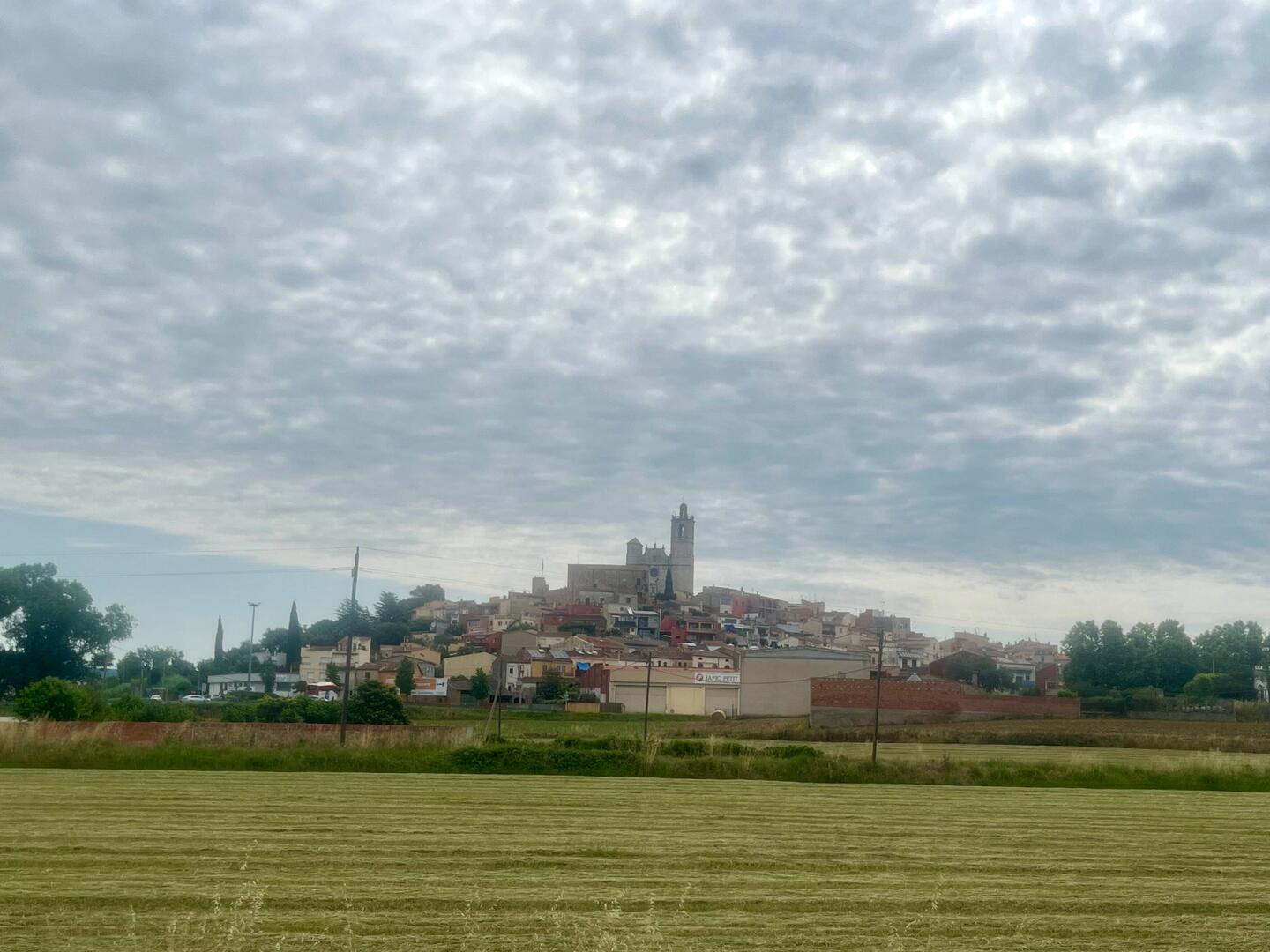 Au loin, Llagostera que je rejoindrai sur ma route