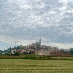 Au loin, Llagostera que je rejoindrai sur ma route