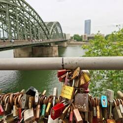 Die Hohenzollernbrücke... auf der anderen Seite Köln - Deutz