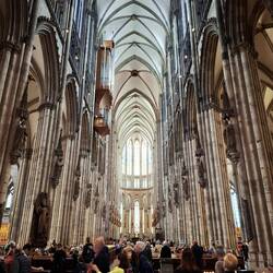 Der Kölner Dom ist eine römisch - katholische Kirche. Baubeginn war 1248