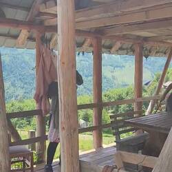 Die Mama muss im Guesthaus erstmal die Wäsche auf der Terrasse abnehmen