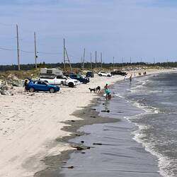1.5 Km Strand wo man mit den Autos hinfährt.