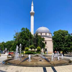 Dieser Brunnen wird in Kemal Atatürks Lieblingslied "Manastir Türküsü" besungen
