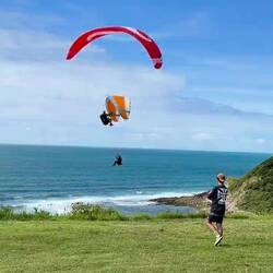 auf dem Rückweg beobachten wir noch eine Weile die Paraglider an der Steilküste