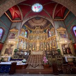 der beeindruckende Altar in der Kirche Saint-Jean-Baptist