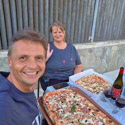 Riesen Pizzas 🍕 für wenig Geld.