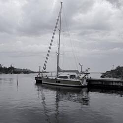 Kleiner Steg, großes Boot