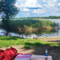 ...direkt am Badesee