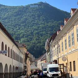 Von überall zu sehen: nicht Hollywood, sondern Brasov