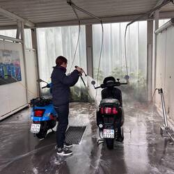 Auch das Waschen der Vespa gehört dazu.