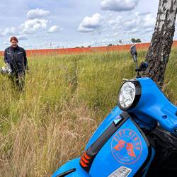 Am liebsten würde Zisi mit ihrer Vespa durch die Blumen fahren.
