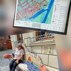 Die Mosaikbank an der Töpferei Angela Otto ist ein beliebtes Highlight