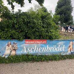 Das Plakat beim Parkplatz verräts 🤩😍 Zisi ist ganz aus dem Häuschen.