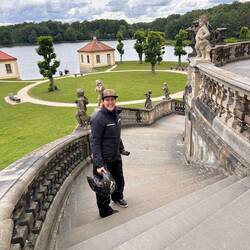 Das Schloss ist von einem See umgeben.