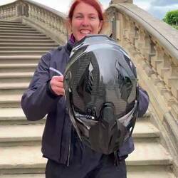 Immerhin passt der Helm wie angegossen.