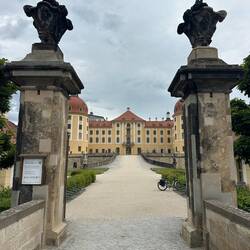 Der Weg zum Schloss führt über einen See.