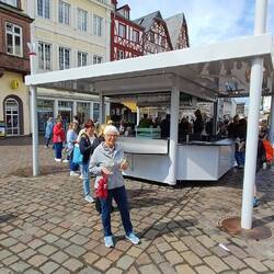 mitten auf dem Marktplatz steht die coole Weinbar
