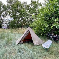 Un bivouac pas très glamour mais des grandes herbes tellement confortables