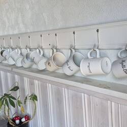 Jeder Anwohner hat seine Tasse in der Kaffeecke des Supermarktes