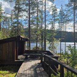 Picknickhütte mit Holzschuppen und Feuerstelle