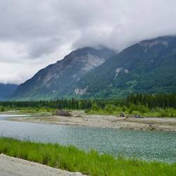Athabasca rivier in Jasper mondt uit in de Atlantische Oceaan.