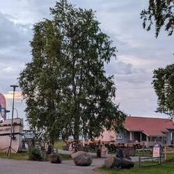 Ravintola (Restaurant) und Duschanlage im Licht der Nachtsonne