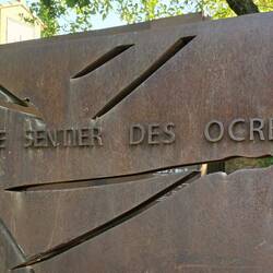 In the afternoon, we drove to nearby Rouission to hike the Ochre path ("Le Sentier des Ocres").