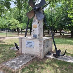 „Hajós emlékmű“ (Schifffahrtsdenkmal)