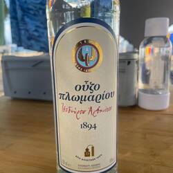 Noch wichtiger beim Camping: immer ausreichend Ouzo zur Verfügung haben