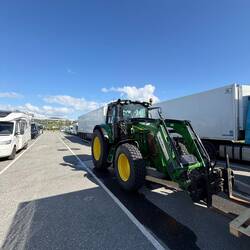 Sogar ein Traktor wartet auf die Fähre