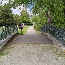über die Teichbrücke mit Geländerverziehrungen "die 4 Jahreszeiten"