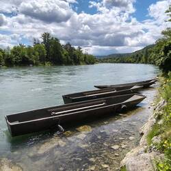 Pontonierboote warten auf die Flussüberfahrt
