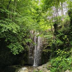 da aktuell sehr wenig Wasser fliesst, häts nur äs chlieses Wasserfälleli