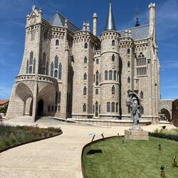 I talked to Mae while waiting for the others, and she kept asking to show her the castle again.