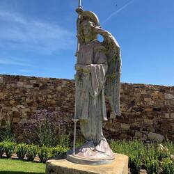 Three angels stand on the garden. You can visit without a ticket; that's needed only to go inside.