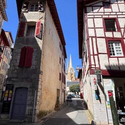 die schmalen Fassaden sind ein Erkennungszeichen von Bayonne