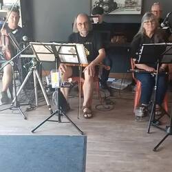 Mit cooler Musik in einer Bar👏