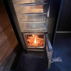 Sauna wird angeheizt. Geht super schnell, mit dem Feuer
