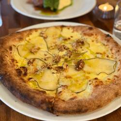 Gorgonzola, Birne und kandierte Walnüsse
