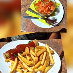 Wir nehmen das Tagesgericht mit Tomatensalat - auch sehr lecker