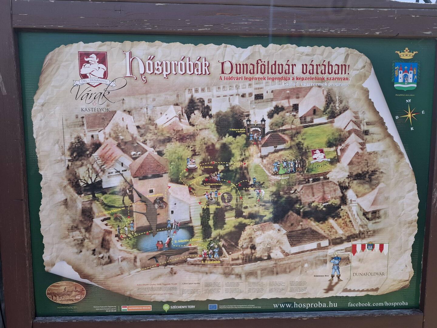 Die Informationstafel zeigt einen historischen Plan der Burg Dunaföldvár