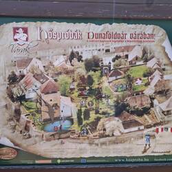 Die Informationstafel zeigt einen historischen Plan der Burg Dunaföldvár