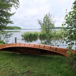 Das Boot hält vielleicht die Gänse fern ... Blick über den See auf Schwerin