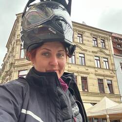 Für diese kleine Tour muss der Helm als Regenmütze hinhalten.