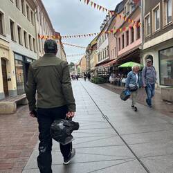 Torben summt durch die Stadt.
